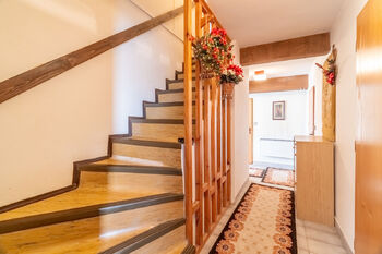 Schodiště do 1NP - Prodej domu 170 m², Jesenice