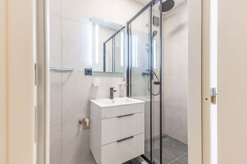 nová koupelna se sprchovým koutem - Prodej bytu 2+kk v družstevním vlastnictví 33 m², Praha 5 - Stodůlky