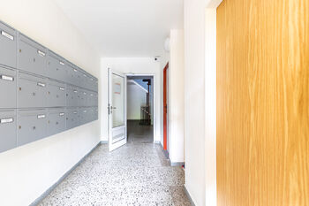 vstupní chodba domu - Prodej bytu 2+kk v družstevním vlastnictví 33 m², Praha 5 - Stodůlky
