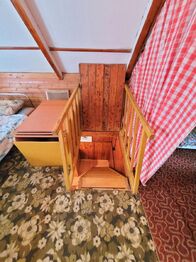 schody do patra - Prodej chaty / chalupy 60 m², Jesenice
