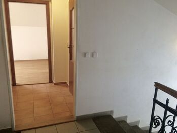 Pohled do předsíně z chodby - Pronájem bytu 2+kk v osobním vlastnictví 50 m², Praha 5 - Zbraslav
