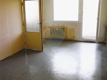 obývací pokoj se vstupem na lodžii - Prodej bytu 3+1 v osobním vlastnictví 63 m², Praha 4 - Lhotka