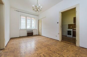 4. Obývací pokoj a pohled ke kuchyni - Pronájem bytu 2+1 v osobním vlastnictví 49 m², Praha 10 - Strašnice