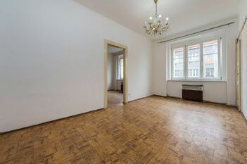 5. Obývací pokoj a pohled k ložnici - Pronájem bytu 2+1 v osobním vlastnictví 49 m², Praha 10 - Strašnice