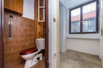9. Samostatná toaleta a úložný prostor - Pronájem bytu 2+1 v osobním vlastnictví 49 m², Praha 10 - Strašnice