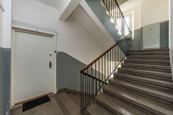 11. Společné prostory v domě - Pronájem bytu 2+1 v osobním vlastnictví 49 m², Praha 10 - Strašnice