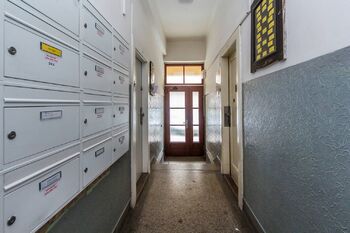 12. Vstup do domu - Pronájem bytu 2+1 v osobním vlastnictví 49 m², Praha 10 - Strašnice