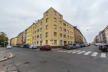13. Pohled na dům na rohu ulic Kralická a Saratovská - Pronájem bytu 2+1 v osobním vlastnictví 49 m², Praha 10 - Strašnice