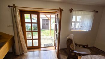 vstup do zahrady z obývacího pokoje - Prodej domu 128 m², Jaroměřice nad Rokytnou