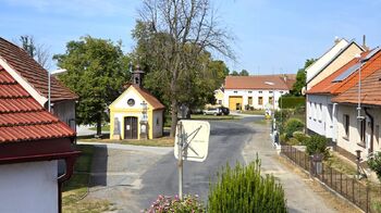 pohled z podkroví na náves - Prodej domu 128 m², Jaroměřice nad Rokytnou