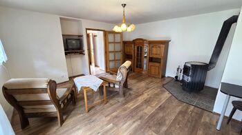 obývací pokoj s krbem - Prodej domu 128 m², Jaroměřice nad Rokytnou