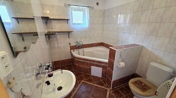 koupelna s rohovou vanou a WC - Prodej domu 128 m², Jaroměřice nad Rokytnou