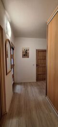 Chodba s vestavěnou skříní - Pronájem bytu 3+1 v osobním vlastnictví 62 m², Brno