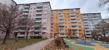 Pohled na dům ze zadní strany - Pronájem bytu 3+1 v osobním vlastnictví 62 m², Brno