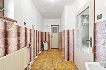 2. NP, koupelna - Prodej domu 173 m², Mladý Smolivec