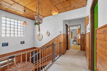 2. NP, chodba se schodištěm - Prodej domu 173 m², Mladý Smolivec