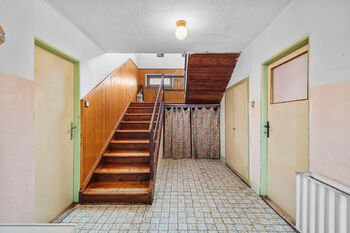 1. NP, chodba se schodištěm - Prodej domu 173 m², Mladý Smolivec