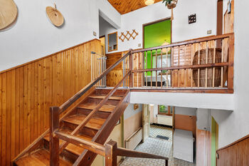 2. NP, chodba se schodištěm - Prodej domu 173 m², Mladý Smolivec