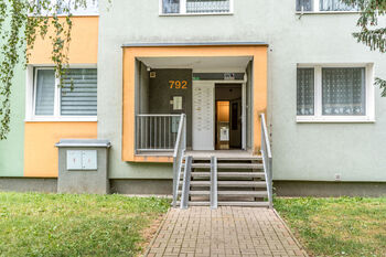 Vchod do budovy - Prodej bytu 2+1 v osobním vlastnictví 64 m², Bílina