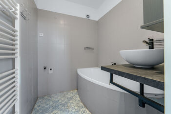 Koupelna - Prodej bytu 3+1 v osobním vlastnictví 77 m², Nížkovice