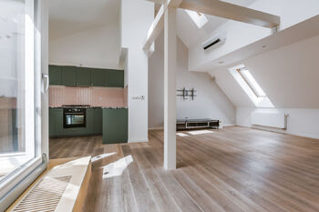 OBÝVACÍ POKOJ S KUCHYŇSKÝM KOUTEM - Prodej bytu 3+kk v osobním vlastnictví 144 m², Praha 3 - Žižkov