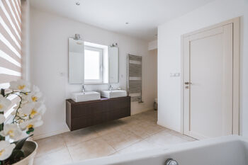 KOUPELNA S VANOU A TOALETOU - Prodej bytu 3+kk v osobním vlastnictví 144 m², Praha 3 - Žižkov