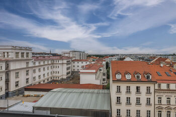 VÝHLEDY Z OBÝVACÍHO POKOJE - Prodej bytu 3+kk v osobním vlastnictví 144 m², Praha 3 - Žižkov
