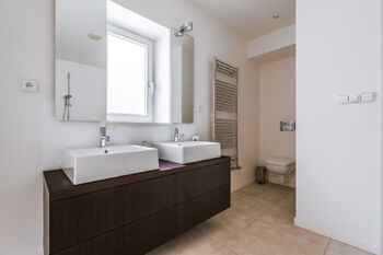 KOUPELNA S VANOU A TOALETOU - Prodej bytu 3+kk v osobním vlastnictví 144 m², Praha 3 - Žižkov