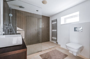 KOUPELNA SE SPRCHOU A TOALETOU - Prodej bytu 3+kk v osobním vlastnictví 144 m², Praha 3 - Žižkov