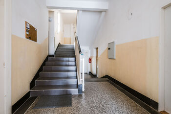 SCHODIŠTĚ BYTOVÉHO DOMU - Prodej bytu 3+kk v osobním vlastnictví 144 m², Praha 3 - Žižkov