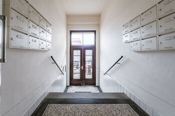 SCHODIŠTĚ BYTOVÉHO DOMU - Prodej bytu 3+kk v osobním vlastnictví 144 m², Praha 3 - Žižkov