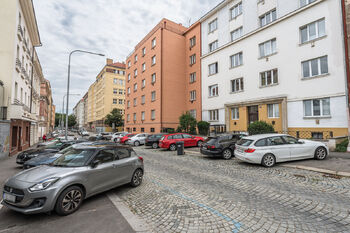 POHLED NA BYTOVÝ DŮM KŘIŠŤANOVA - Prodej bytu 3+kk v osobním vlastnictví 144 m², Praha 3 - Žižkov