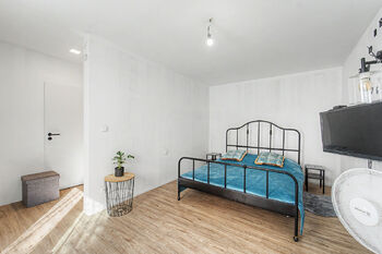 Obývací pokoj zařízený nyní jako ložnice - Prodej domu 78 m², Vinaře