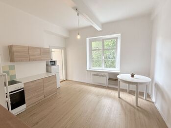 Obývací pokoj s kuchyňským koutem - Prodej bytu 2+kk v osobním vlastnictví 38 m², Praha 4 - Michle 