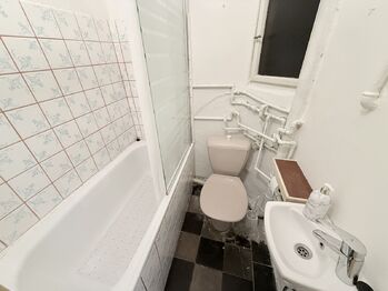 Koupelna s toaletou - Prodej bytu 2+kk v osobním vlastnictví 38 m², Praha 4 - Michle