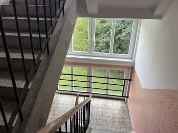 schodiště - Prodej bytu 3+1 v osobním vlastnictví 74 m², Chrudim