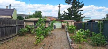 Zahrada a v zadní části garáž - Prodej domu 81 m², Pustiměř