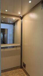 výtah - Pronájem bytu 1+kk v osobním vlastnictví 27 m², Praha 8 - Karlín