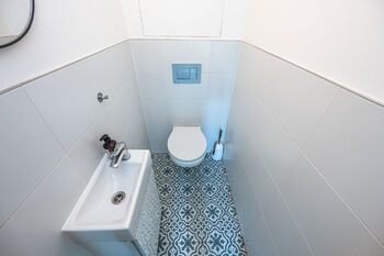 Samostatná toaleta v přízemí - Prodej domu 137 m², Koněprusy