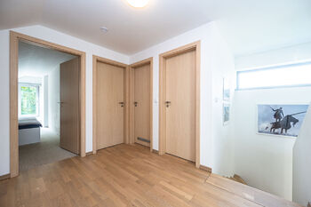 Chodba v 1. patře - Prodej domu 137 m², Koněprusy