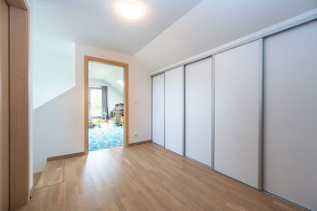 Chodba v 1. patře - Prodej domu 137 m², Koněprusy