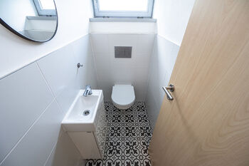 Toaleta v 1. patře - Prodej domu 137 m², Koněprusy