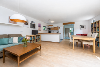 Obývací pokoj s kuchyňským koutem - Prodej domu 137 m², Koněprusy