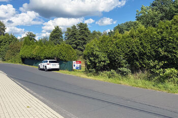 Stávající vjezd a oplocení pozemku p.p.č. 235 - Prodej pozemku 3045 m², Mírová