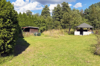 p.p.č. 235 - pohled na zahradu s chatkou a altánem - Prodej pozemku 3045 m², Mírová 