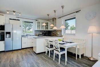 Obývací pokoj s kuchyňským a jídelním koutem 1.NP - Prodej domu 117 m², Hvozdec