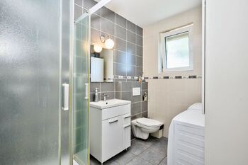 Koupelna se sprchovým koutem 1.NP - Prodej domu 117 m², Hvozdec