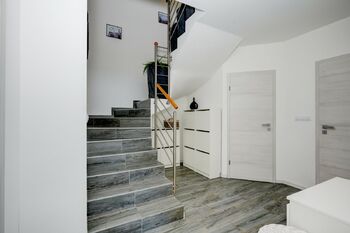 Schodiště do 2.NP - Prodej domu 117 m², Hvozdec