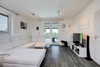 Obývací pokoj s kuchyňským a jídelním koutem 1.NP - Prodej domu 117 m², Hvozdec