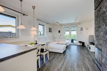 Obývací pokoj s kuchyňským a jídelním koutem 1.NP - Prodej domu 117 m², Hvozdec